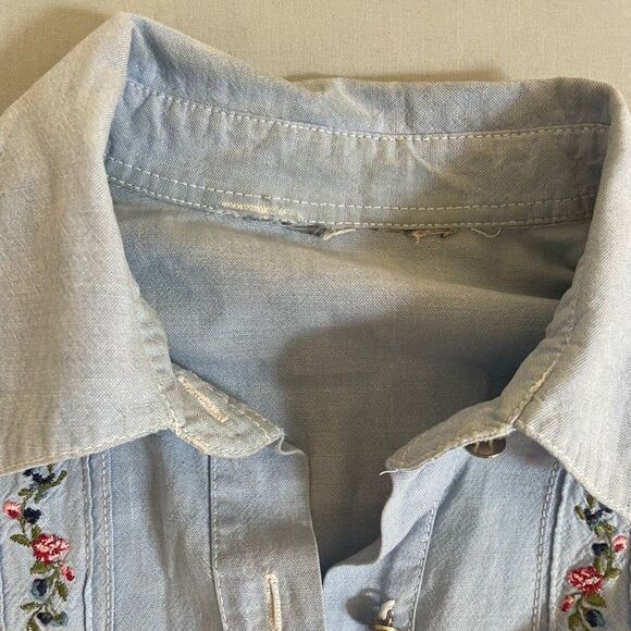 Light Blue Long Sleeved Shirt with Embroidery Design - No Tag Vintage - Picture 3 of 8